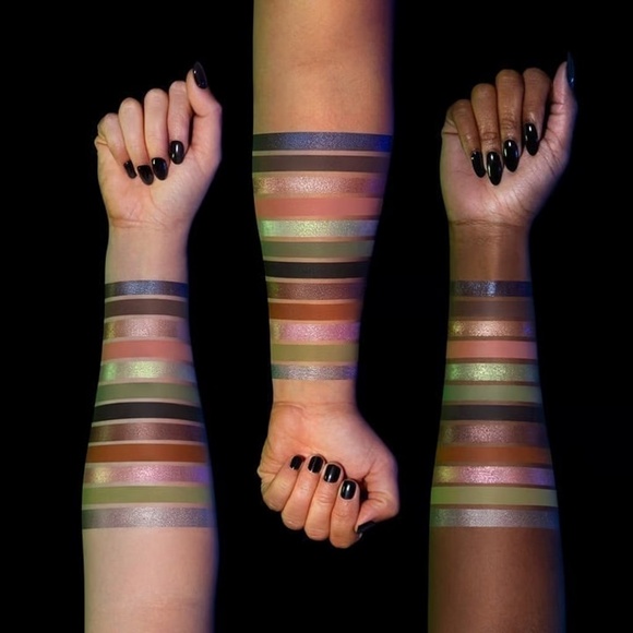 Unearthly Cosmetics "Sorcerous Smoke" eyeshadow palette - Picture 3 of 6